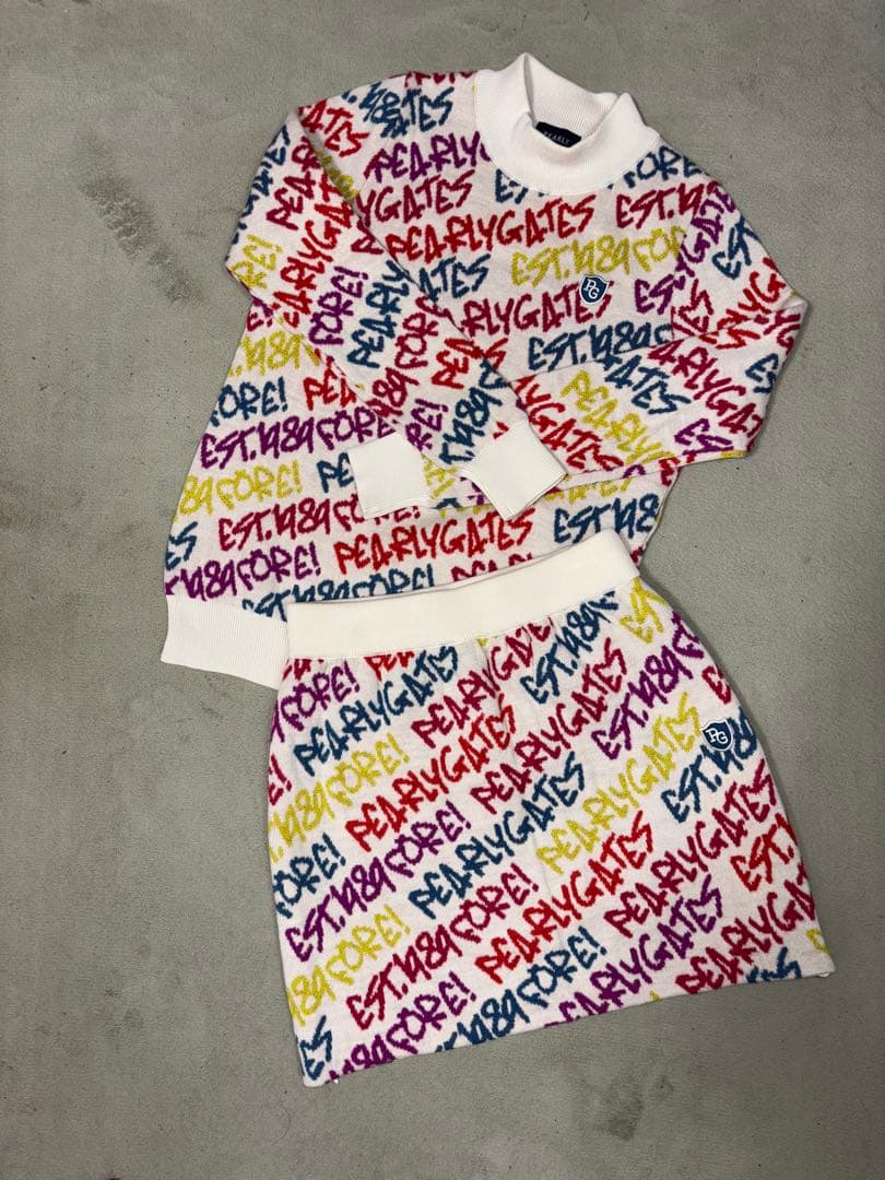 （超美品）パーリーゲイツ、落書き柄、ニットセーターとスカートのセット、サイズ0