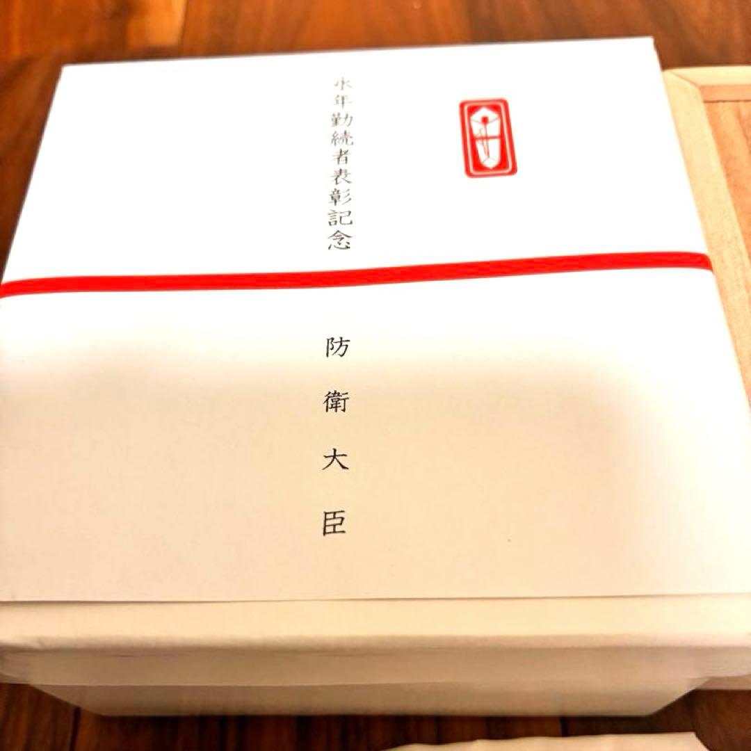 【正真正銘 純銀999 67g】防衛大臣 永年勤続表彰記念銀杯 桐紋 台座箱付