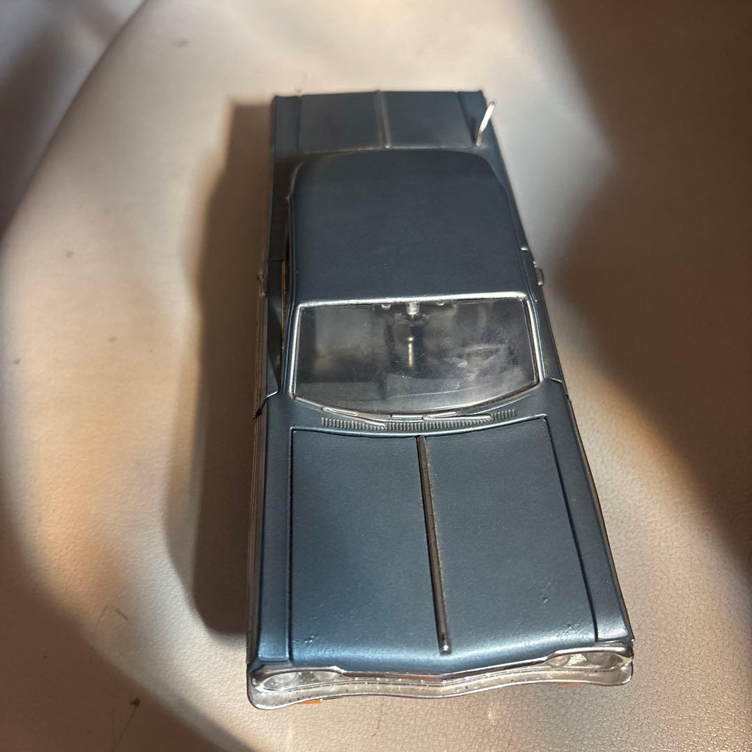 グレー ミニカー 赤色エンジン