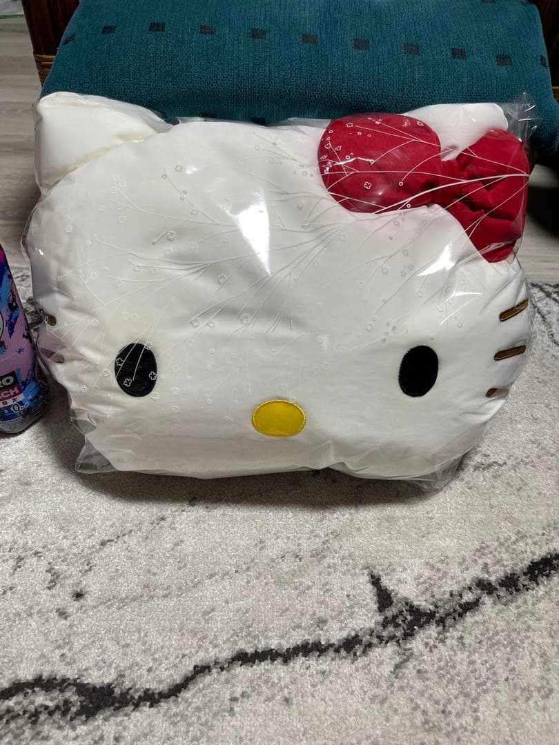 ハローキティ クッション 未開封さらに、気まぐれ値下げ中。