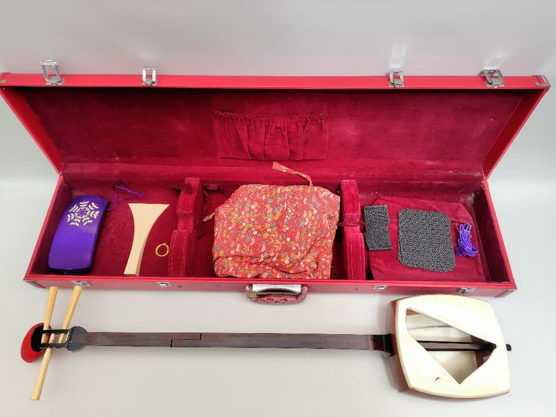 C059 【中古】三味線（子持ち綾杉／金細／二本溝）ケース付（バチ有）／修理前提