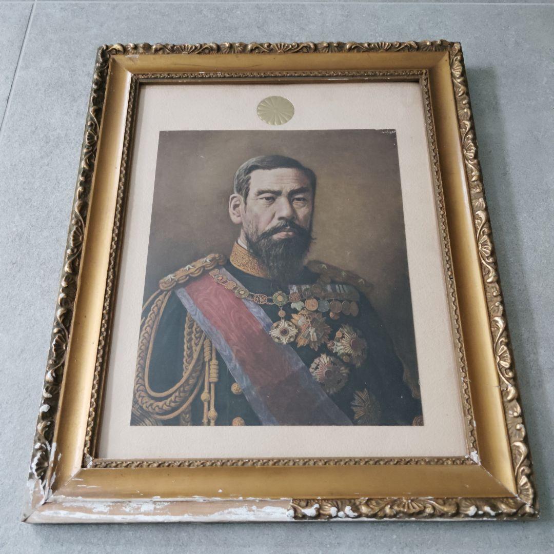 東光會謹製　明治天皇御尊影　額装肖像画　軍服　菊の御紋入り　金木枠