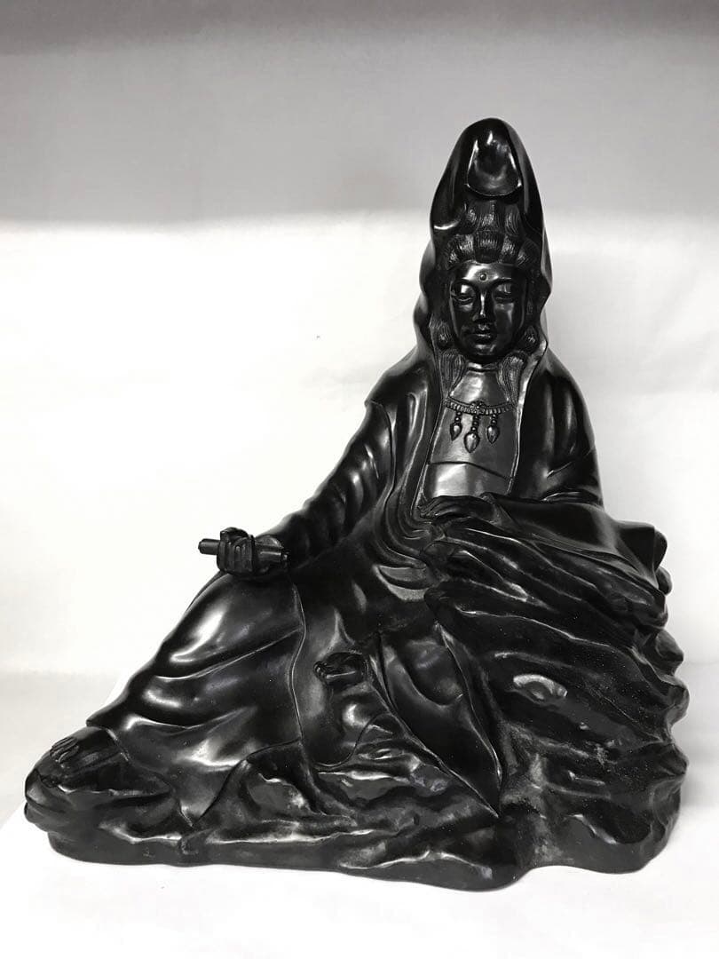 銅器:岩上白衣観世音菩薩座像