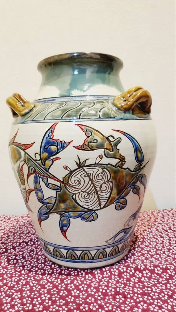 ①宮城三成 ミミ付き 大壺 魚紋 蟹紋 蛸紋 波 縁起物 やちむん