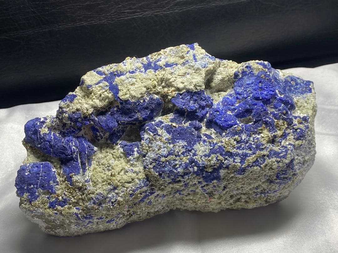 ラピスラズリ　母岩付き結晶　1.5kg