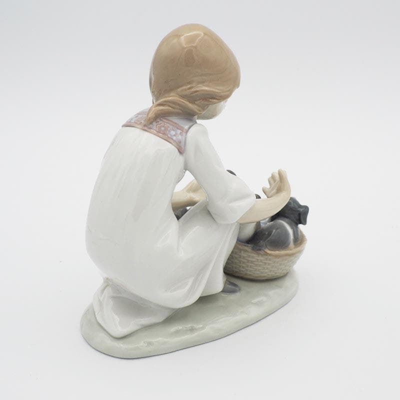 リヤドロ 5595 こっそりお外へ 仔犬 スペイン 少女 フィギュリン 【絶版】