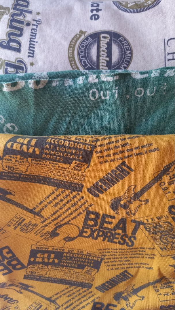 英字柄のニット生地