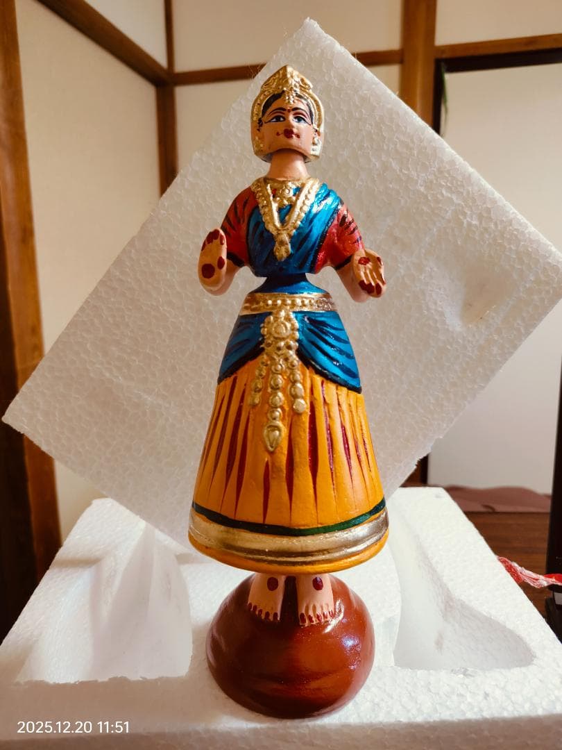 伝統的なインドの踊り人形 （高さ：約28cm）石膏/粘土、手描き仕上げ