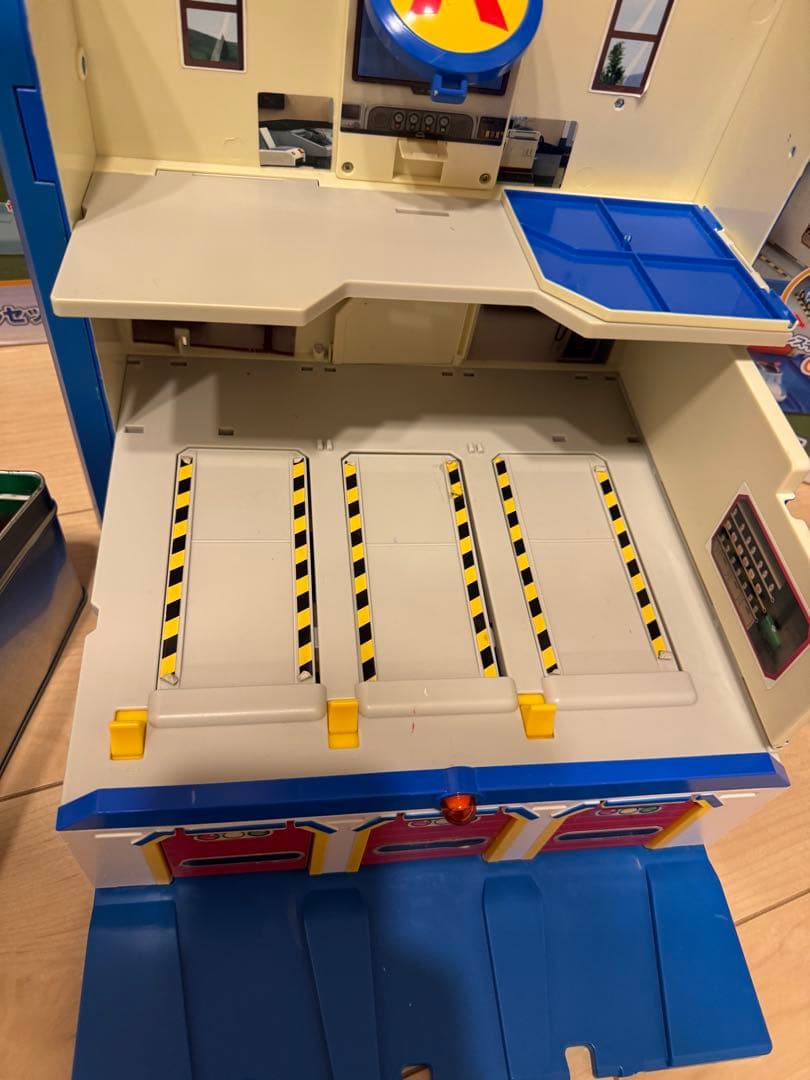 ロボカーポリー　とびだすレスキューセンターと広がるレール