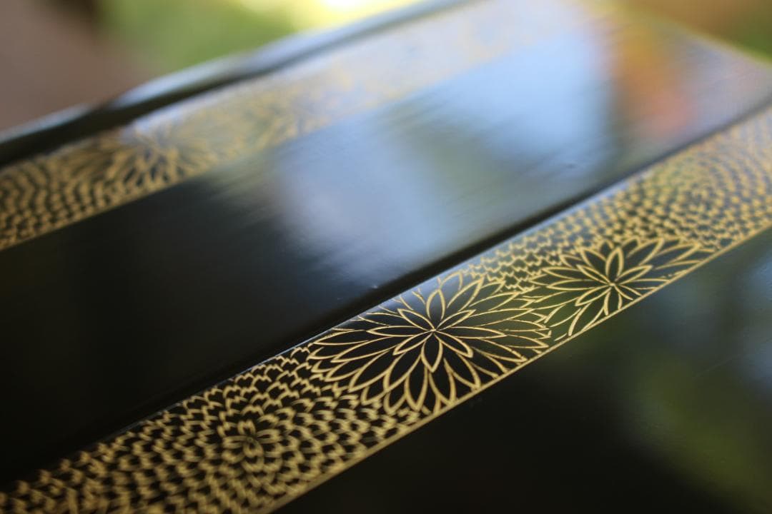 デッドストック！上質内朱黒漆に極上菊沈金の映える台付輪島塗二段重（検重箱お重