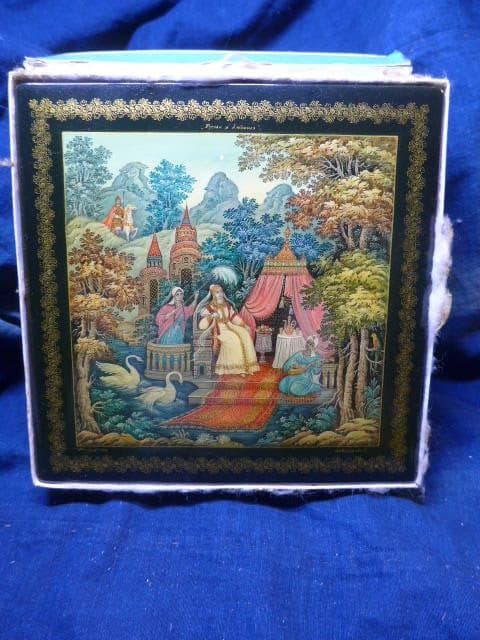大変貴重なロシアのラッカーミニアチュールの大箱です。手描きです