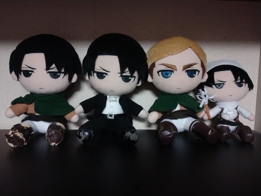 進撃の巨人　リヴァイ　エルヴィン　giftぬいぐるみ　スーツ　お掃除兵長　巨人展