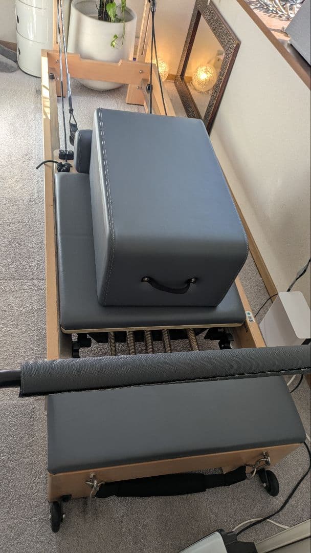 グレー リフォーマー ピラティス