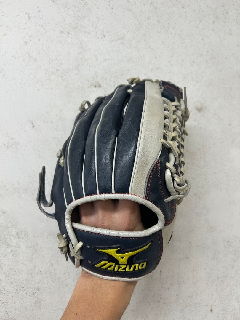 野球グローブ ネイビーとホワイト