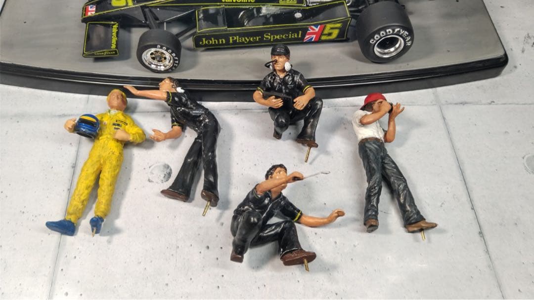 JPSロータス78完成品とタミヤ　モータースポーツチームセットの組合せ情景作品