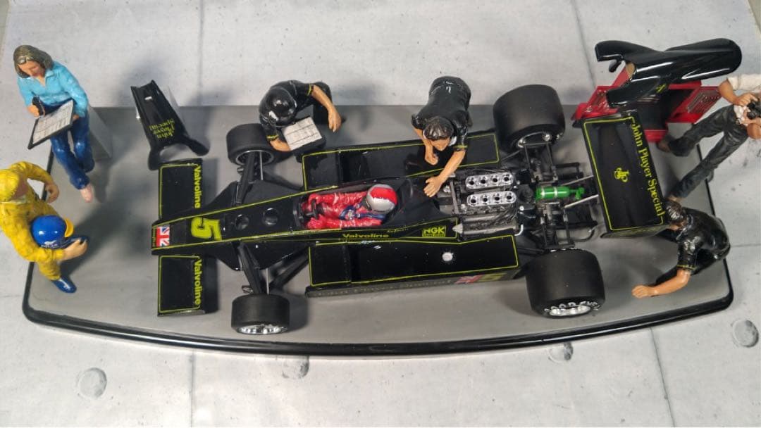 JPSロータス78完成品とタミヤ　モータースポーツチームセットの組合せ情景作品