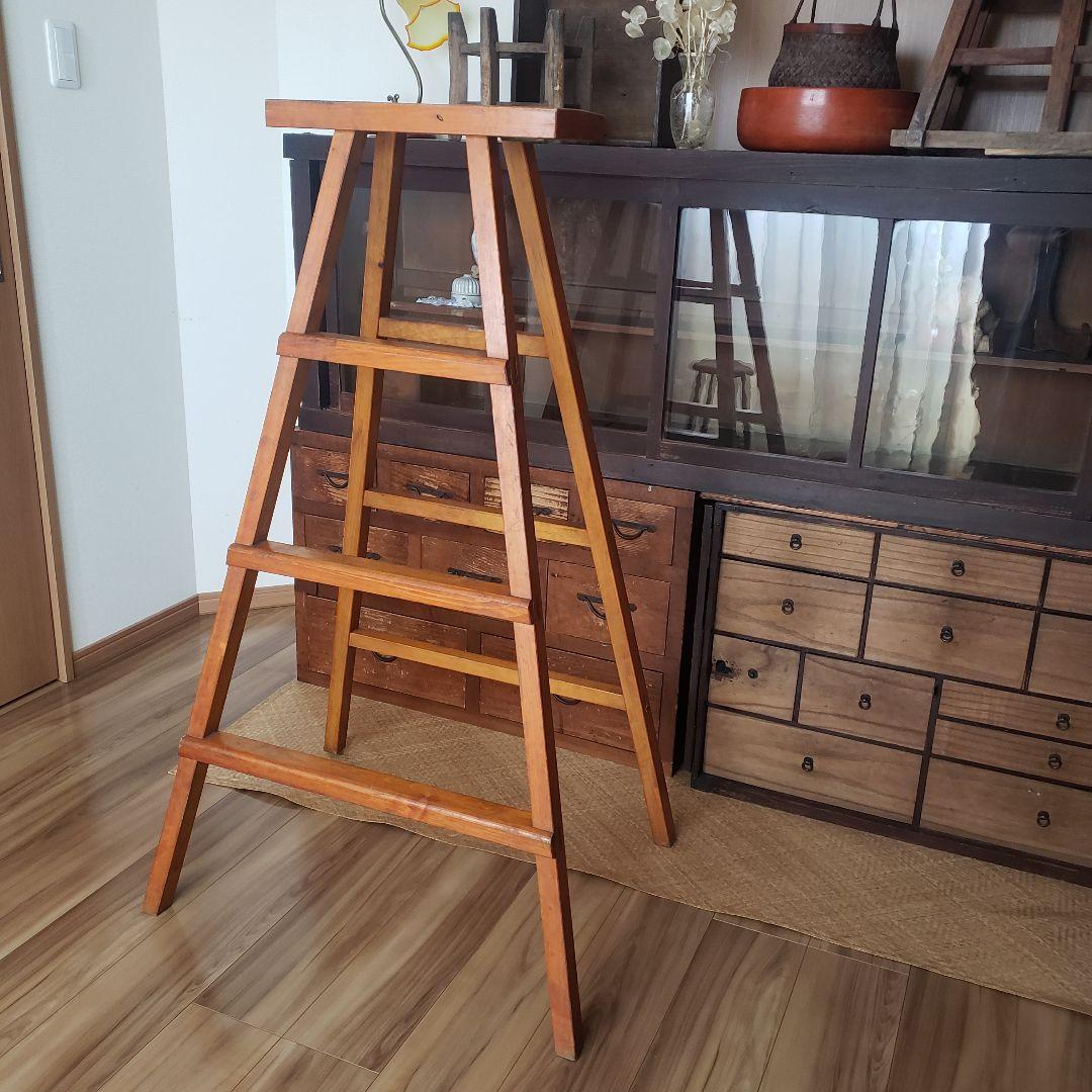 枯れた古い木製の脚立　ラダー　古道具　古家具　梯　シェルフ　棚