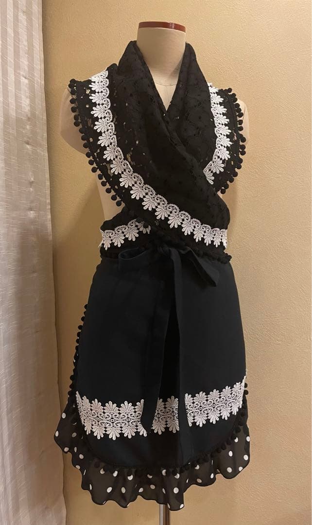 【在庫処分】最終お値下げ　エプロン　黒　黒×白小水玉フリル　レース　黒ポンポン