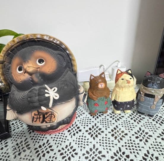 陶器製タヌキと猫の置物セット