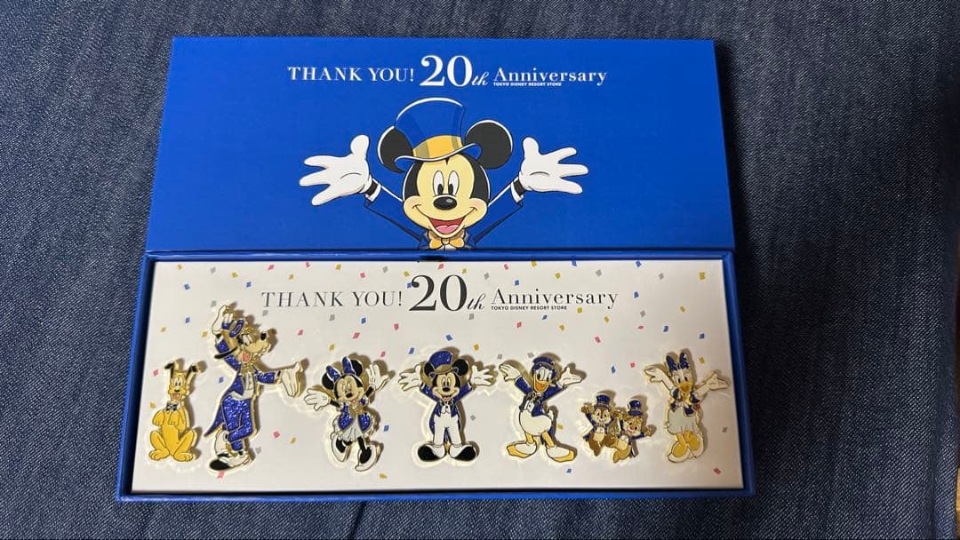 希少 ディズニーストア20周年記念限定グッズ ミッキー＆フレンズ ピンバッジ