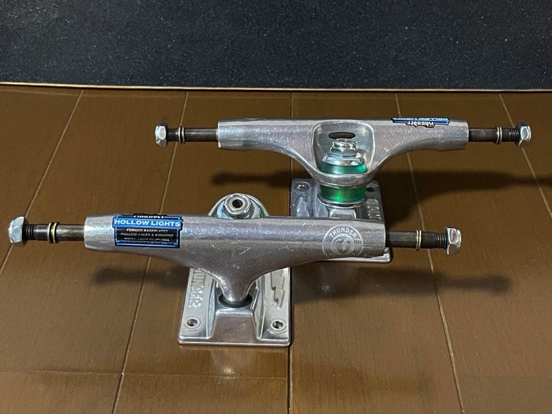 スケートボード THUNDER TRUCK HOLLOW LIGHTS 147inch
