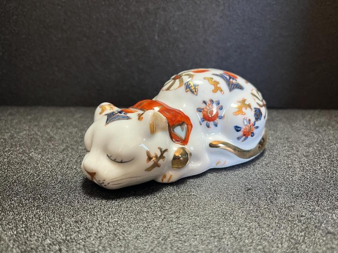 伊万里 陶器 金彩 眠り猫 猫 縁起物 置物 飾物