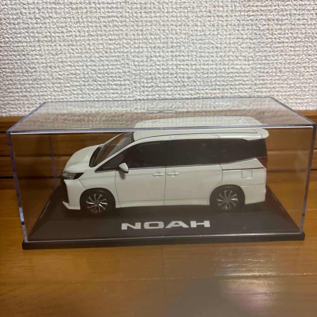 トヨタ　新型ノア　90系　サンプルカラー　ホワイトパール　ミニカー　非売品