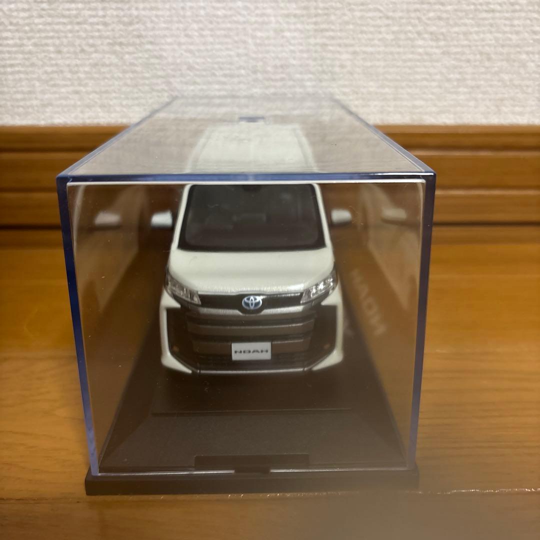 トヨタ　新型ノア　90系　サンプルカラー　ホワイトパール　ミニカー　非売品