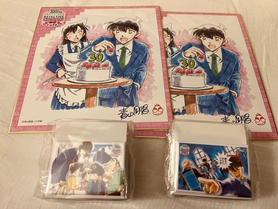 名探偵コナン 連載30周年記念カフェ スクエア缶バッジA・B コンプ／色紙 2枚