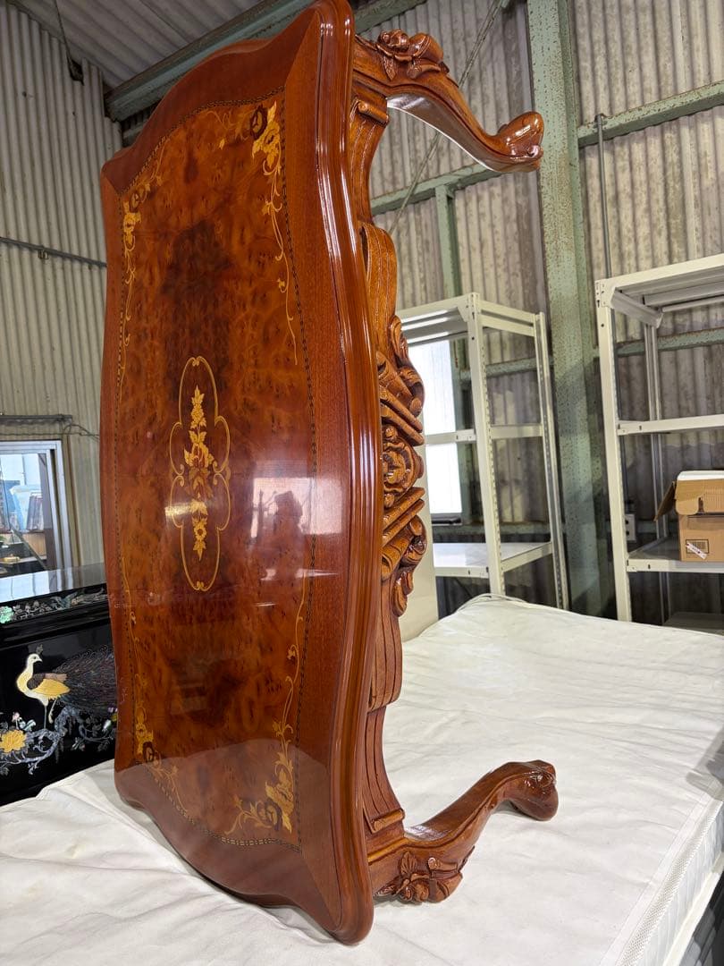 波形天板の木製テーブル