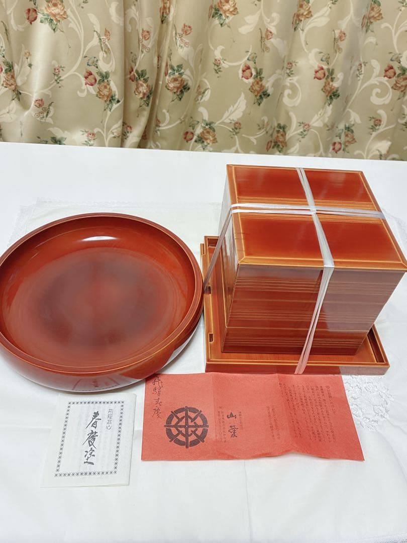 飛騨春慶塗　盆付き三段重1点・菓子盆1点　　合計2点セット