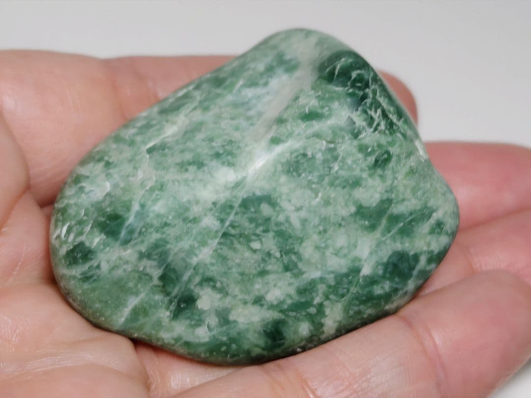 糸魚川151 翡翠 92g ヒスイ 原石 鑑賞石 自然石 誕生石 鉱物 鉱石