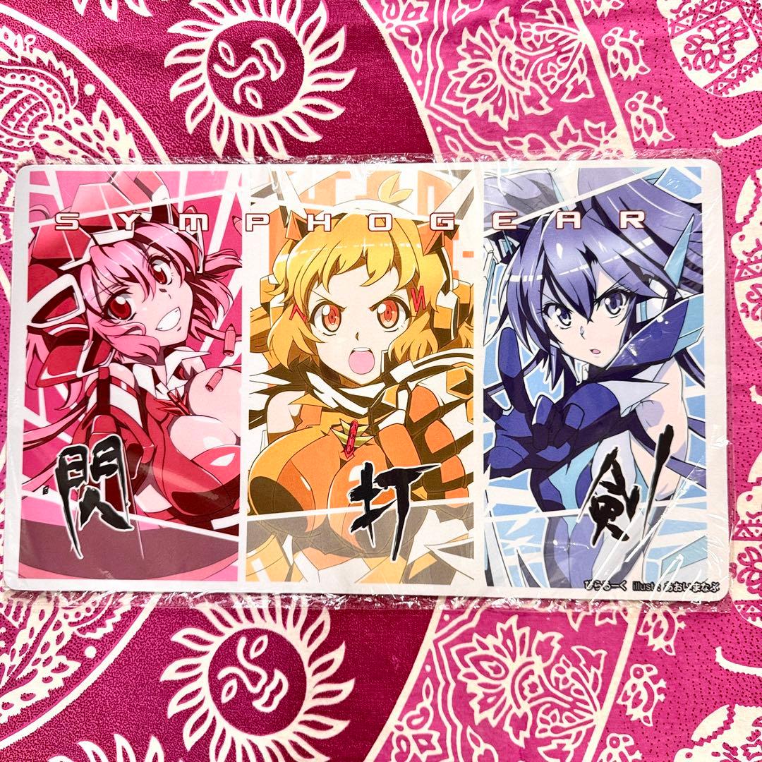 【超貴重】シンフォギア 立花響 風鳴翼 雪音クリス ぴらるーく プレイマット
