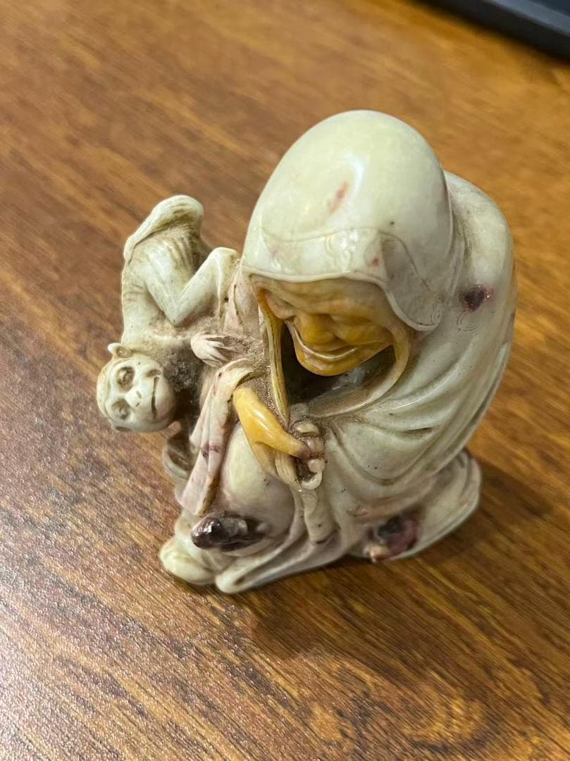 羅漢と猿の石彫刻