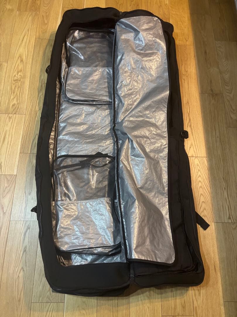 Burton ウィール付きスノーボードバッグ ブラック