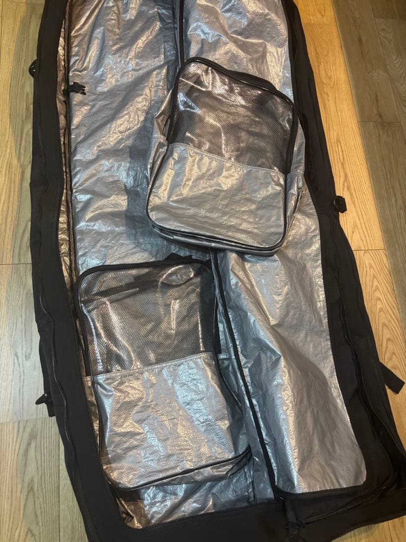 Burton ウィール付きスノーボードバッグ ブラック