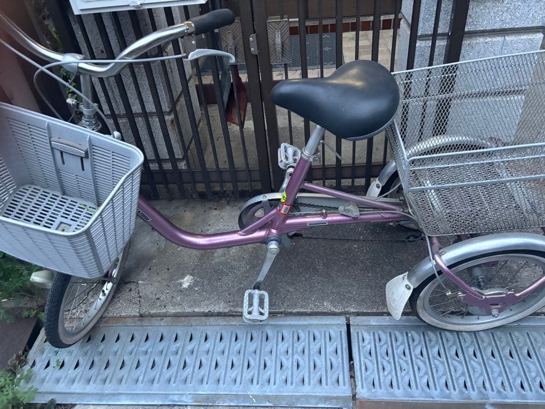 ピンク色の三輪車 前後メッシュカゴ付きブリジストン