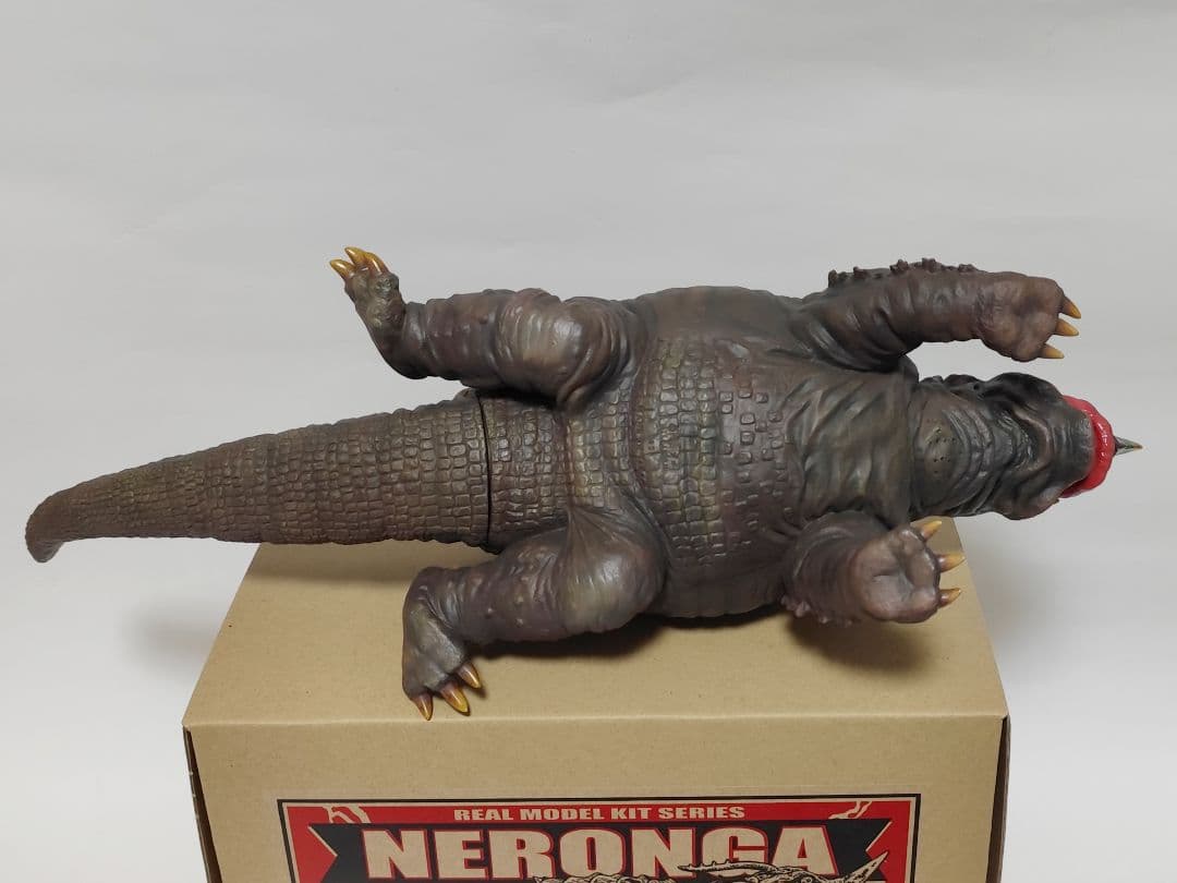ビリケン商会「ネロンガ」リアルモデルキットシリーズ完成品　角透明化