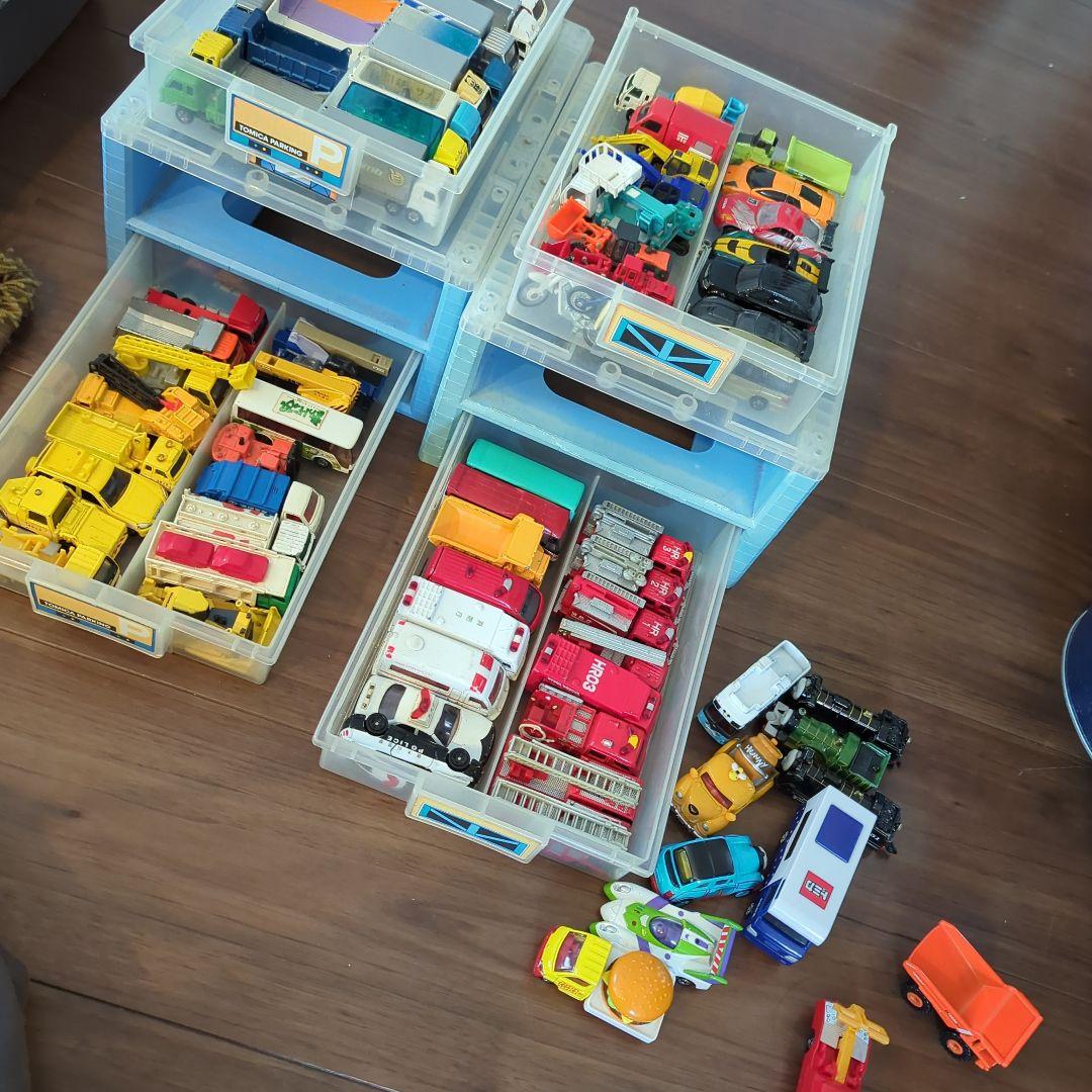 トミカ　77台　ケース