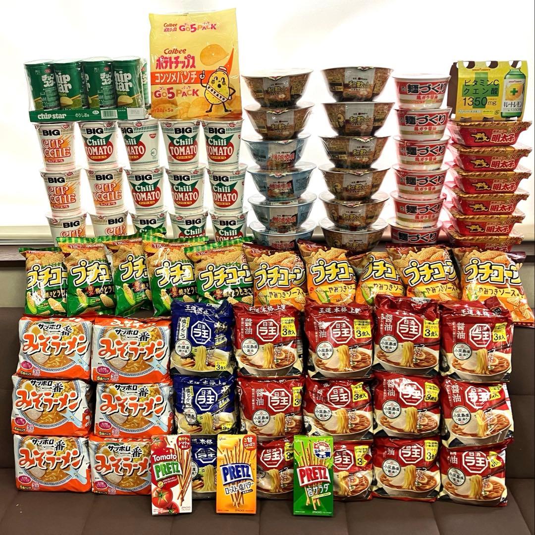 カップ麺、お菓子、飲料などの販売