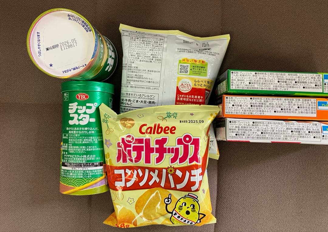カップ麺、お菓子、飲料などの販売