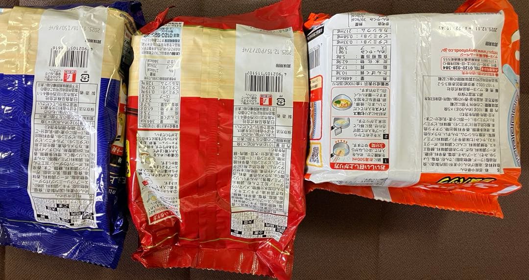 カップ麺、お菓子、飲料などの販売