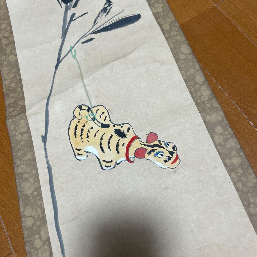 草花と虎の掛軸　戦前築の実家より