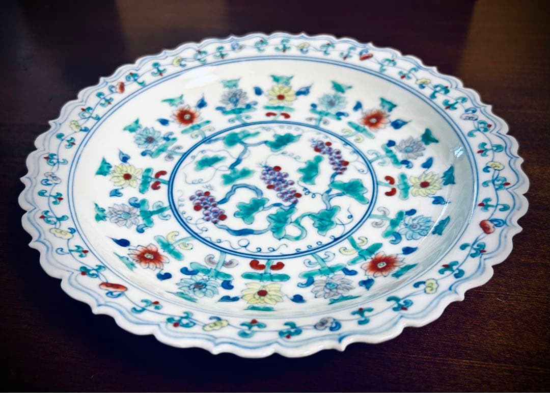 中国陶磁器 中国美術 清朝時代 　成化年製　粉彩豆彩色絵葡萄文盤皿　　優品美品