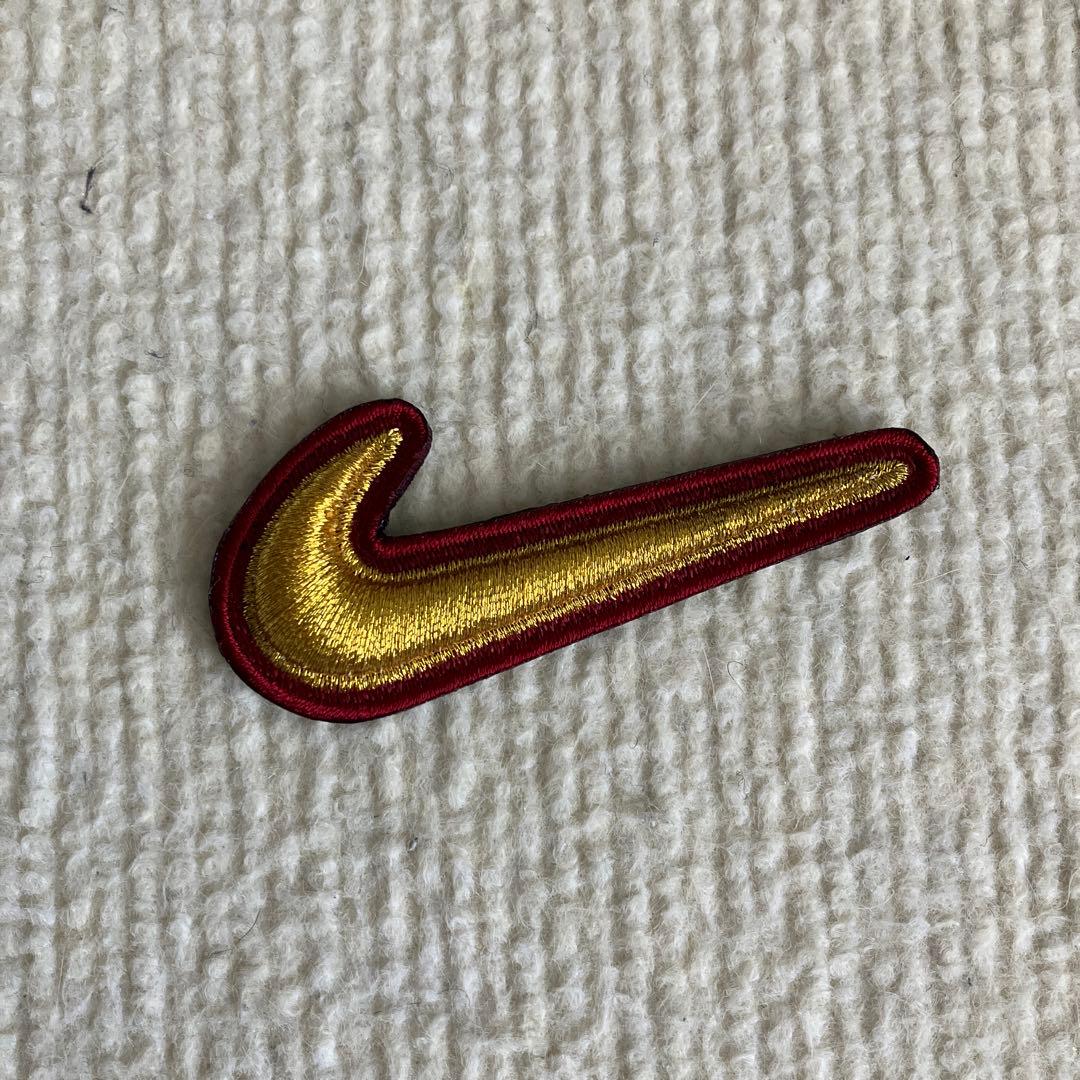 Nike 刺繍ロゴワッペン ゴールド/レッド