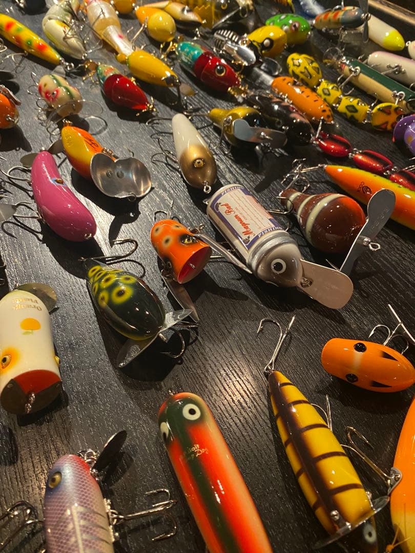 トップウォータールアーとタックルボックス