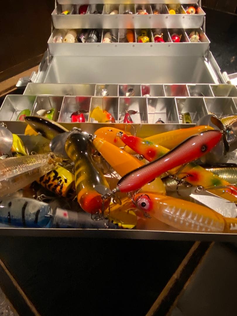 トップウォータールアーとタックルボックス