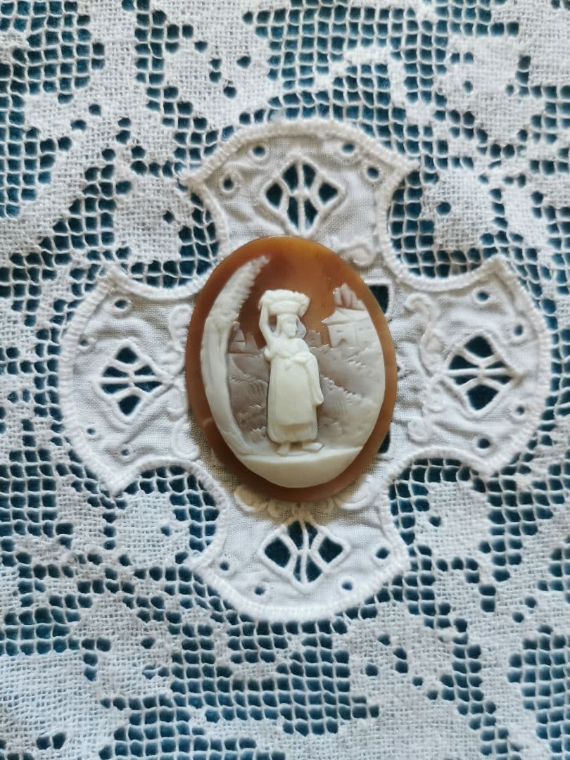 アンティークカメオ イタリア 洗濯物を運ぶ女性 人物風景画 ボビン編刺繍レース付