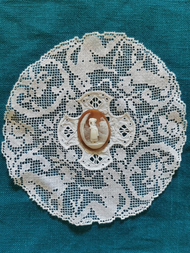 アンティークカメオ イタリア 洗濯物を運ぶ女性 人物風景画 ボビン編刺繍レース付