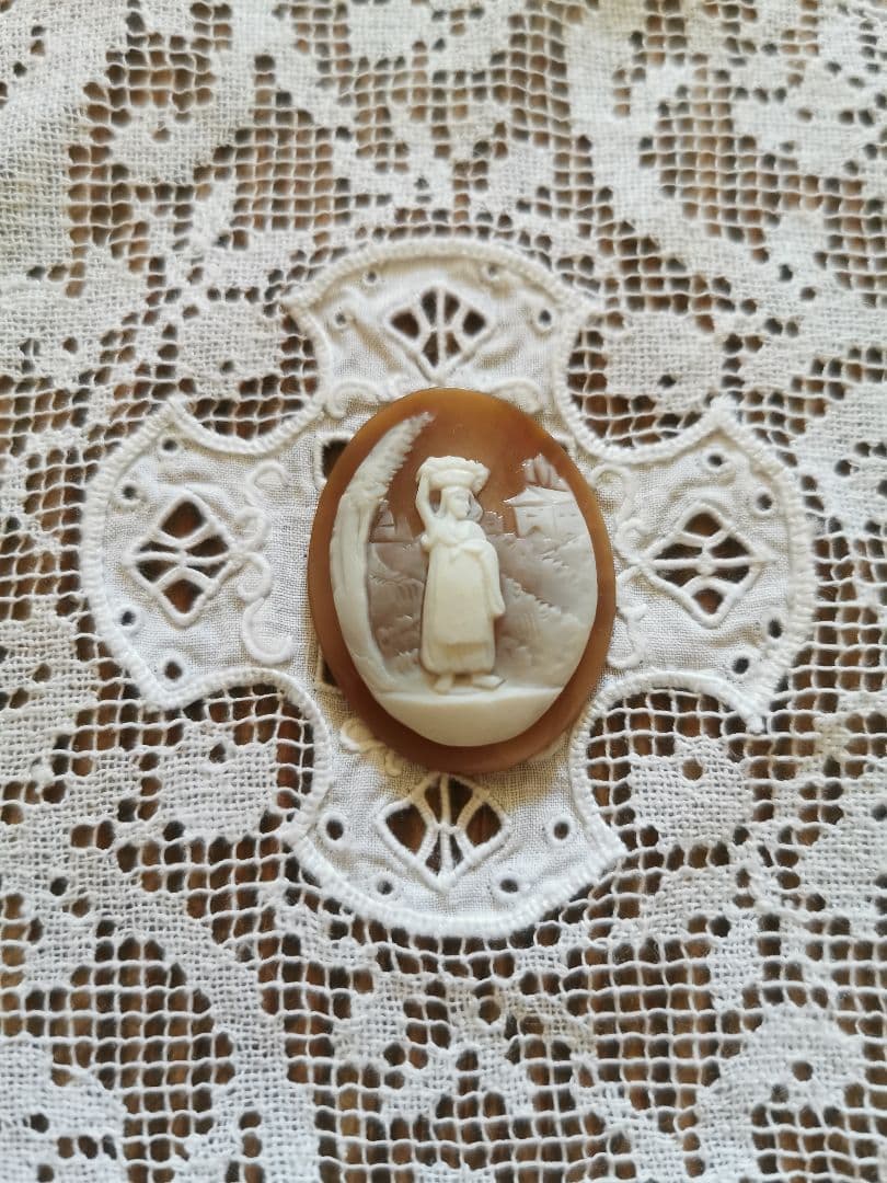 アンティークカメオ イタリア 洗濯物を運ぶ女性 人物風景画 ボビン編刺繍レース付